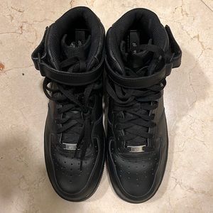 •Nike Men’s Air Force ones Mid ‘07
•Wore one time